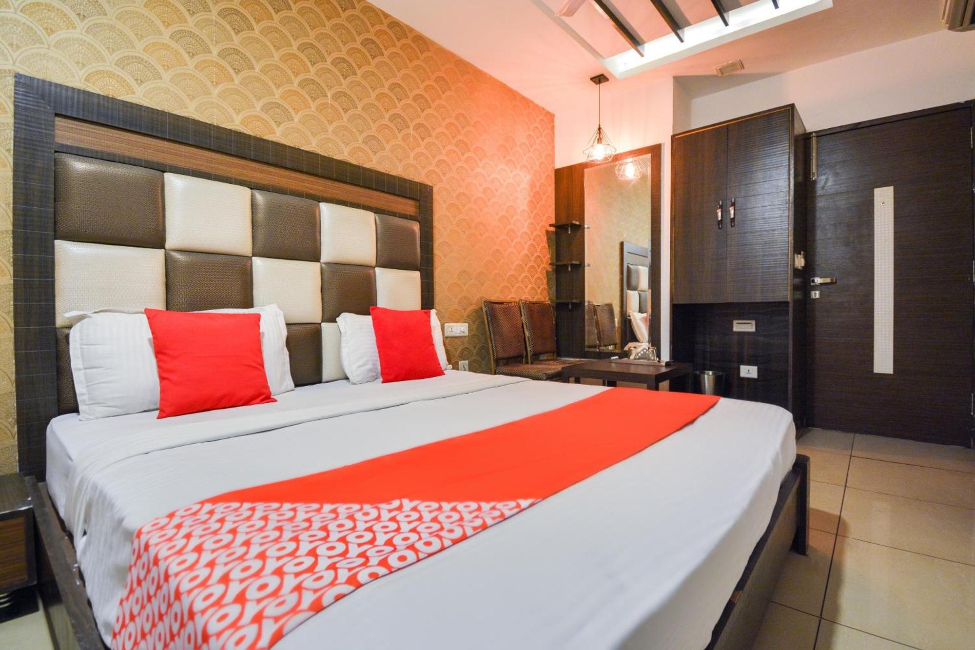 Hotel O Lexis Ludhiana Bagian luar foto