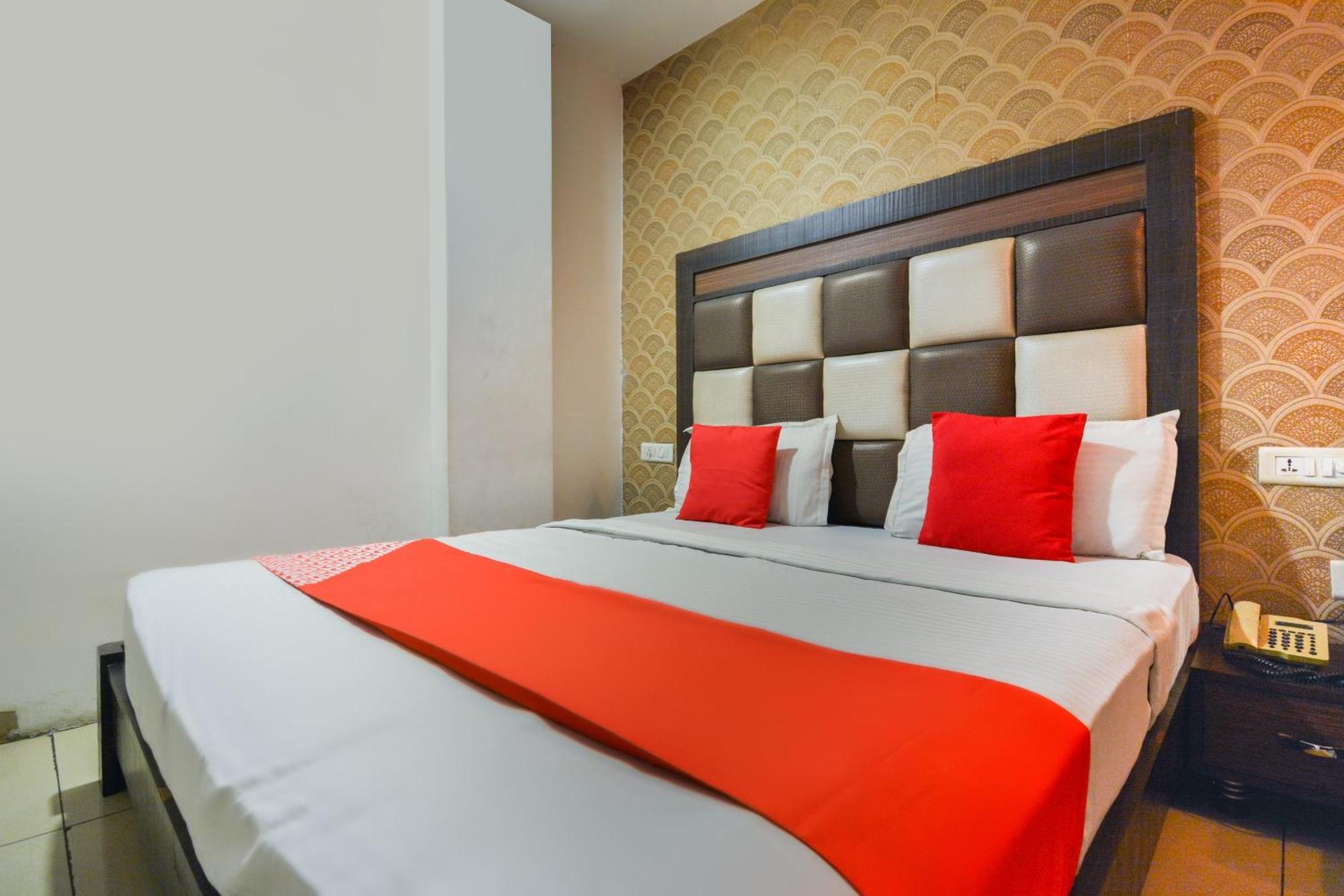 Hotel O Lexis Ludhiana Bagian luar foto
