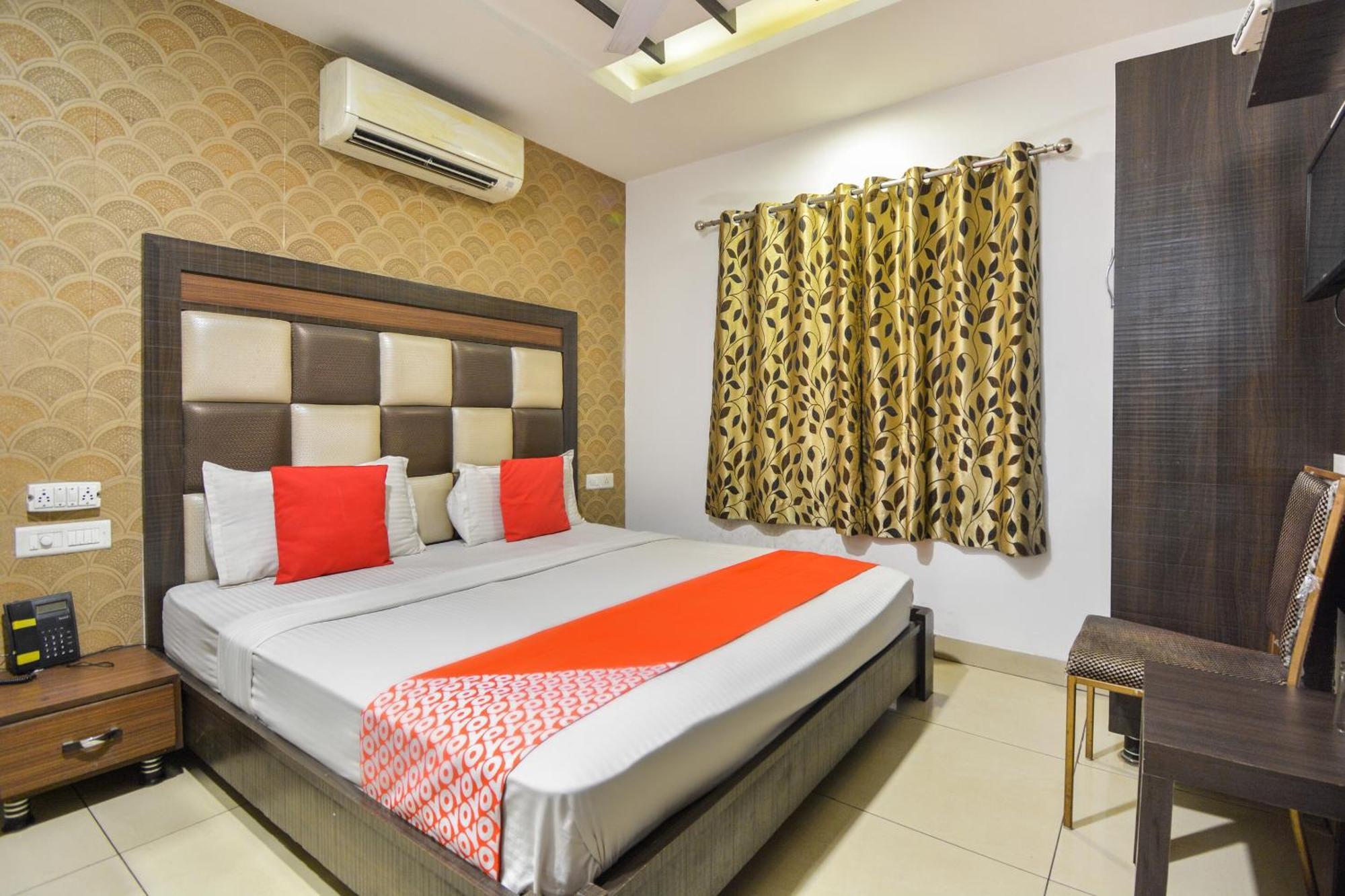 Hotel O Lexis Ludhiana Bagian luar foto